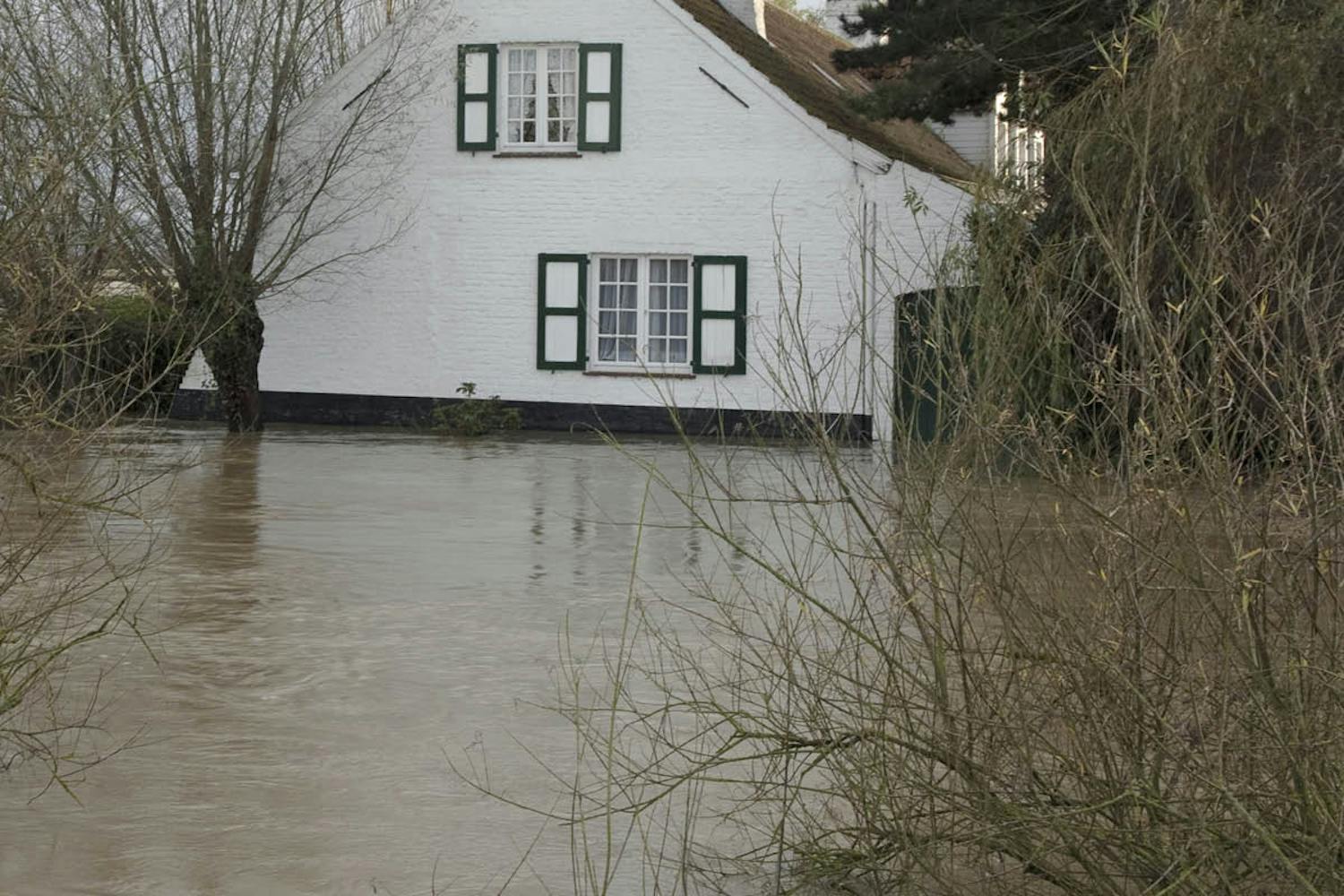 Vesi uhkaa taloa joka puolelta Vesi uhkaa